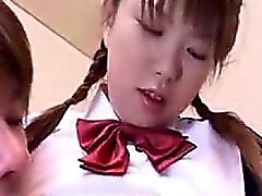 Cute schoolgirl rencontre son copain et est fingered fo