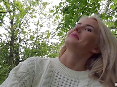 Blond Eurobabe Aisha schlug in den Wäldern