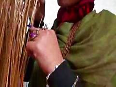 Cadela paquistanês maduro mantém na cabeça e vestido enconada