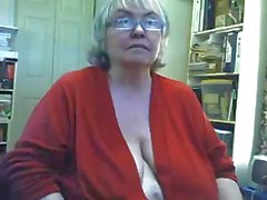 Fat hängiga granny remsor och masturbates på webcam