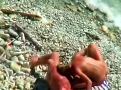 Il sesso spudorato di mia sorella sulla spiaggia