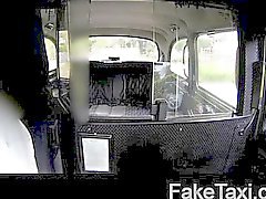 Geile enden Blondine über dem Taxi Hauben durchgefickt