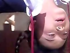 Asian Teen Schoolgirl en eau et de la corde Bondage