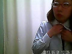 Pukuhuoneeseen spycam esittää Aasian tytöt poistaminen pinkki aamutakki