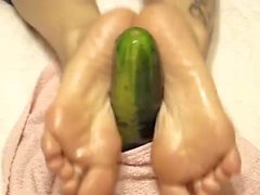 De soles engrasado acariciaban un pepino de