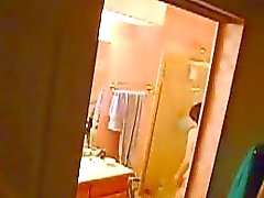 Mijn moeder unware van mijn verborgen badkamer cam