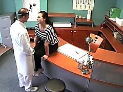 Dottore fucks dei pazienti presso la reception in un ospedale di falsificazione