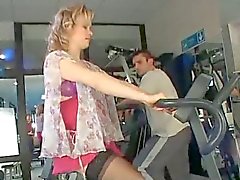 Zwangere milf krijgt een training