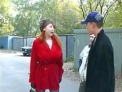 Äldre ryska redhead körd av 2 killar