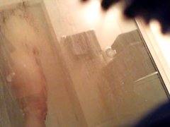 Puffy 40-jährige Schwägerin in der Badewanne