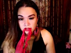 Babe travesti impertinente empurra seu pau na cam