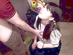 Den japanska Tonårs av schoolgirl enhetligt tittyfucked på hallway
