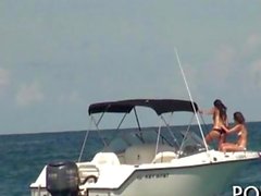 sexy lesbiennes bouffer la chatte dans le bateau rocailleux