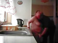 Grand maman et grand-papa baiser en de la cuisine