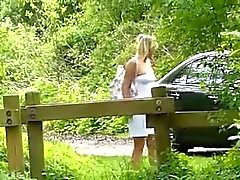 Jeune fille blonde allemandes mignonne baisé dans le bois