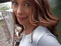 Small Tits brunett Eurobabe offentligt sex