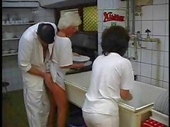 Brune mature et la de platine granny Blonde obtiennent annihilés au foursome dans la cuisine