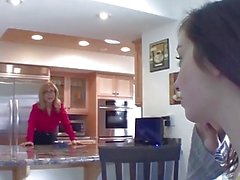 Busty MILF Nina gibt ihrer Stieftochter eine weggehende Gegenwart