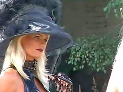 Blonde Фетиш Slut Кэтлин во BIZZARE Outdoors сцены