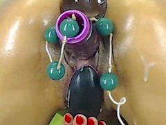 Ragazze premere del dildo con figa e asino guardi in webcam