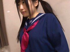 Japanese Teen in Uniform Seemann einen Esel Auftrag Angabe