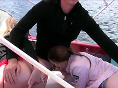 Cute German Teen Bitches bei Public FFM Dreier auf Boot