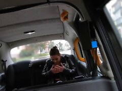 Fake Taxi Spanish Cabbie smakar Latina Pussy