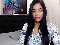 Yurizan Beltran Busty Babe reibt ihre Brüste