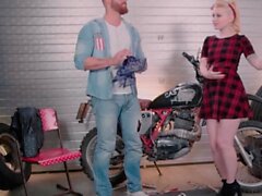 Pinupsex - Misha Cross baise son petit ami de motard