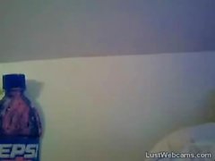 Kraushaarig Babe masturbiert mit einem Dildo auf Webcam