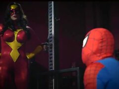 Mujer araña superheroína captura y tortura a la mujer gato