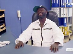 Kinky Milf Manu Magnum ha il suo segretario Twat devastato da BBC Janitor - Letsdoeit