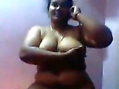 Grandes mujer india del haciendo un strip tease