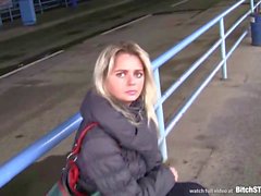 PARE cadela - Blonde Checa maduras pegou na estação de ônibus