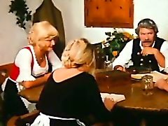 De Granja con hombre mayor agrada Blondie menores en su mesa del comedor