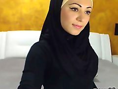 Bei Strips arab girl e si masturba