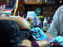 Shyla Stylez si fa tatuare mentre gioca con seni