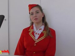 Schöne Stewardess nimmt einen großen Monsterschwanz (neu! 26. April 2022) - Sonnenporno