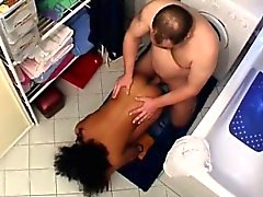 Chunky Perversen pumpt schöne African jugend auf der Toilette