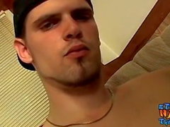 Straight Twink Nolan zeigt Körper und Solo-Masturbation