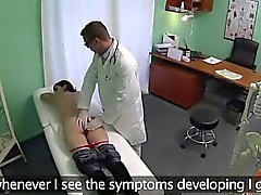 Fake hastanedeki bir doktor tarafından berbat karanlık bir saçlı bir bebe