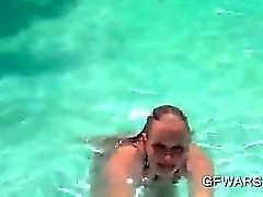 Blond tonåring snyggingen arbeta henne som är stor klantskallar i poolen