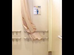 Ein Video der Ejakulation, indem Sie sich als Frau in einer öffentlichen Toilette verkleiden und anale Masturbation anwenden.