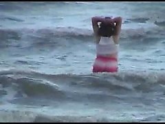 Salope avec des visiteurs sur la plage