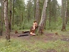 De couple de Russie dans les bois