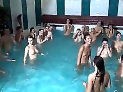 Amateur joven adolescente sexo por primera vez dentro del agua o el outsi