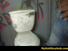 Chica Negro iniciada en el arte de Mamadas de gloryhole 9