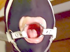 Att sätta handgjord ringen gag nätet i slaven slampa mun