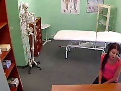 Patient cerca della dottore e assistente troppo