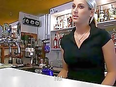 Barista Lenka inveì nella barra per contanti